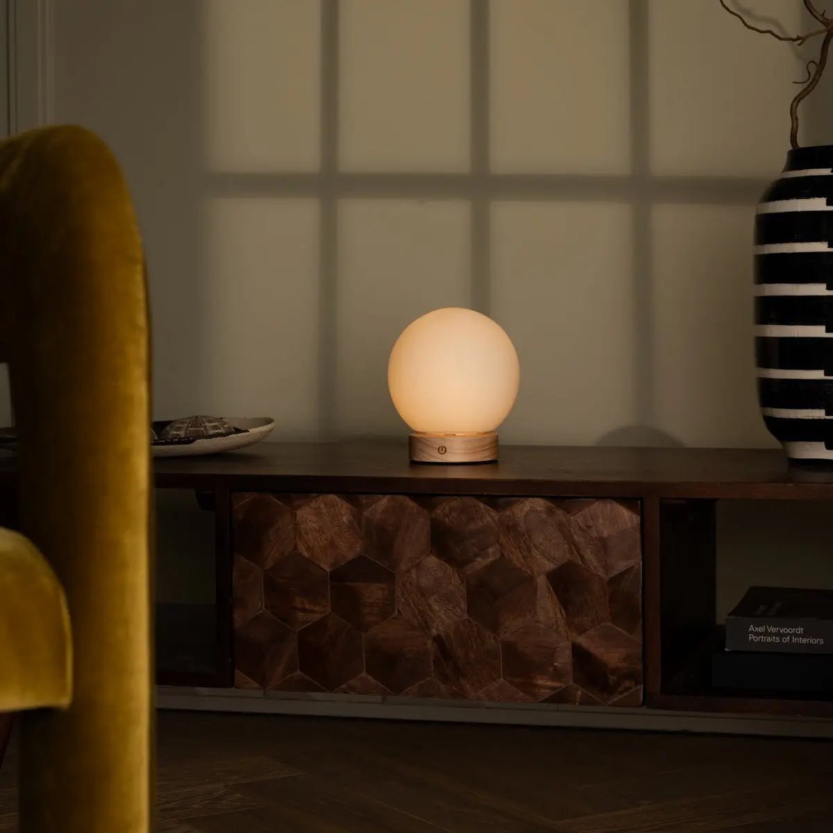 Lampe en bois brun clair avec une ampoule en verre - Light sans fil rechargeable et dimmable