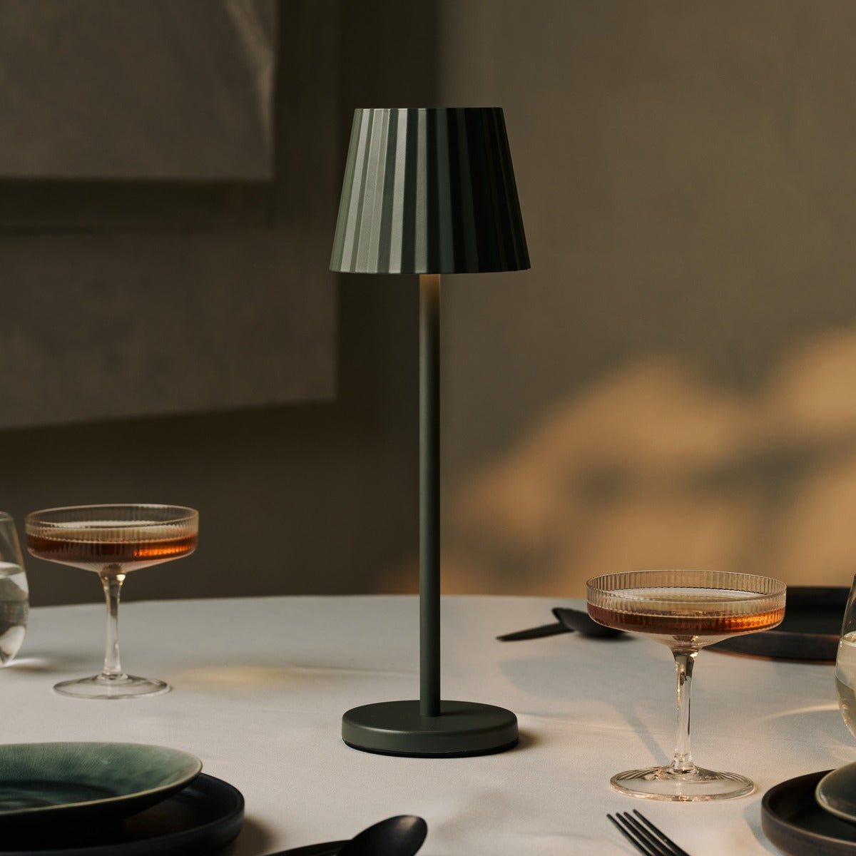 Combi Set Professional - 4 x Maya Olive Green Rechargeable Table Lampes et 1 X Amstel Wireless Station Wireless avec Qi-Technology - parfait pour les restaurants, l'hospitalité et les hôtels