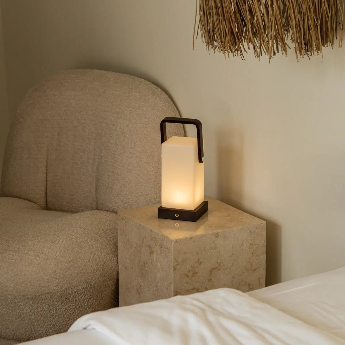 Lampe en bois marron foncé Harper – Lampe de table rechargeable sans fil avec poignée