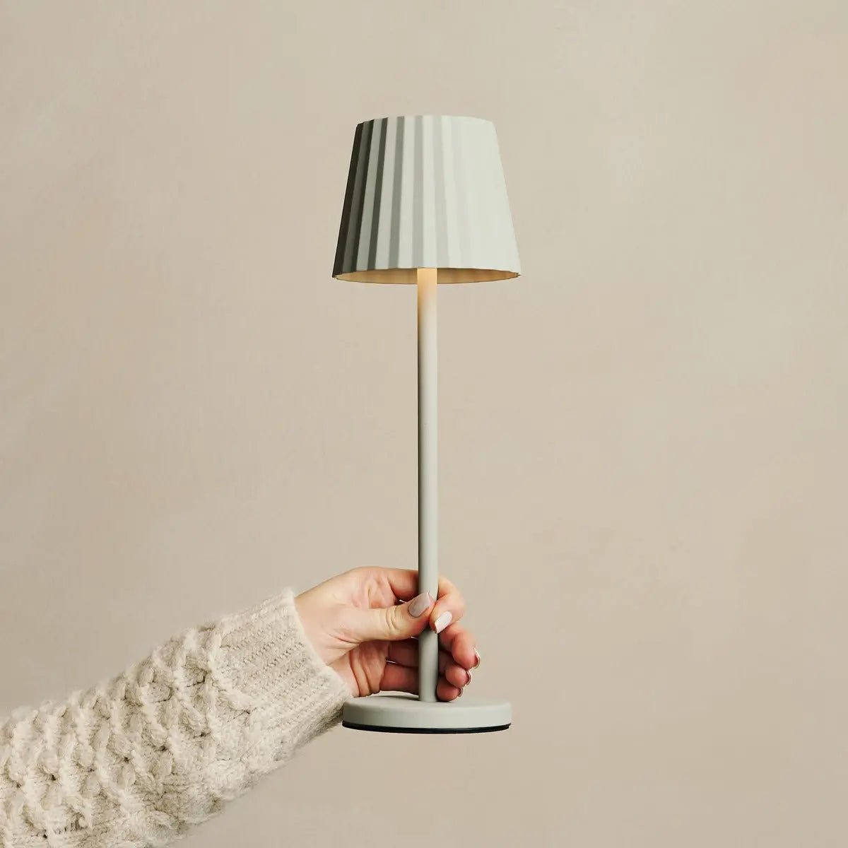 Combi Set Professional - 4 X Maya Shadow Grey Grey Rechargeable Table Lampes et 1 x Amstel Wireless Station Wireless avec Qi-Technology - Perfect pour les restaurants, l'hospitalité et les hôtels