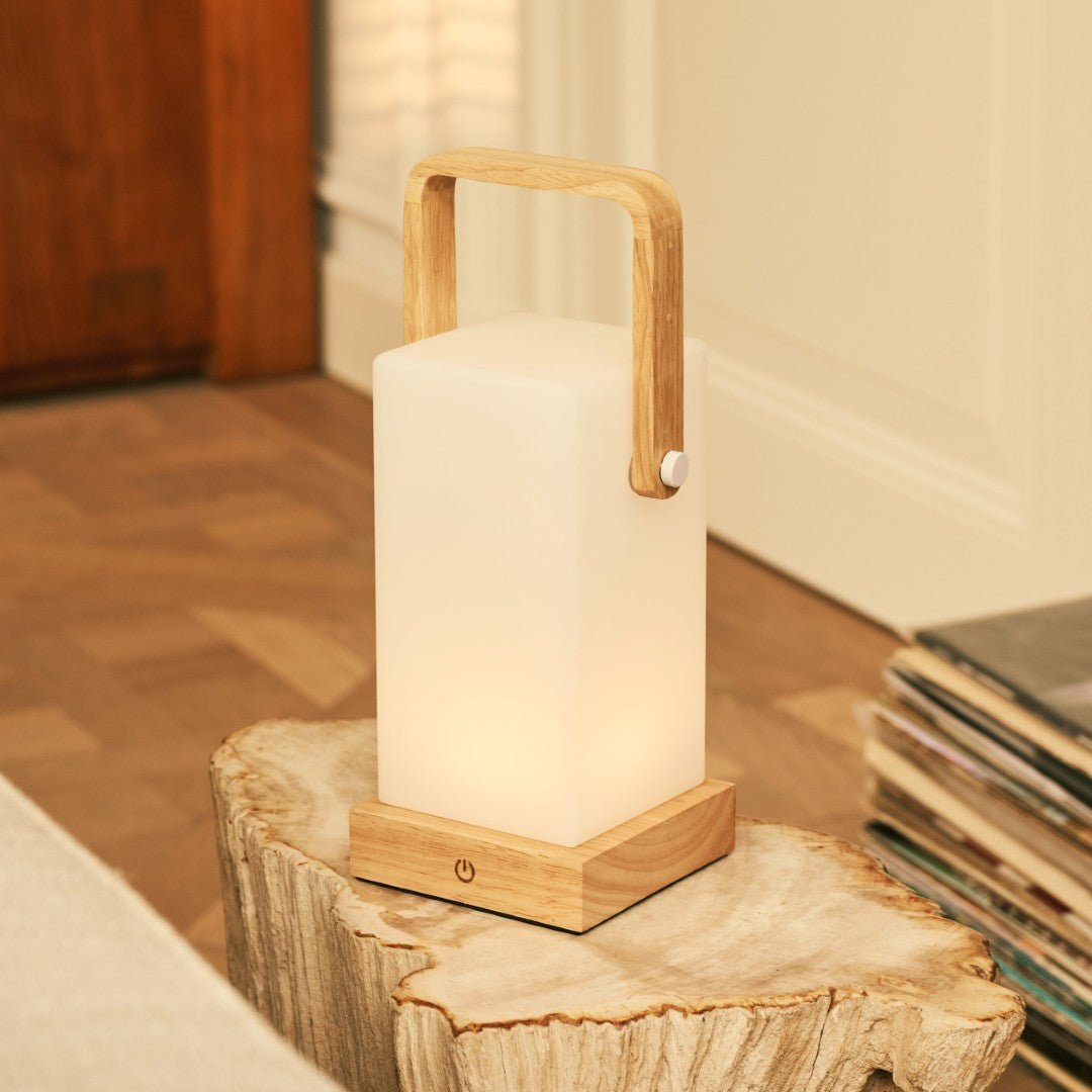 Lampe en bois marron clair Harper – Lampe de table rechargeable sans fil avec poignée