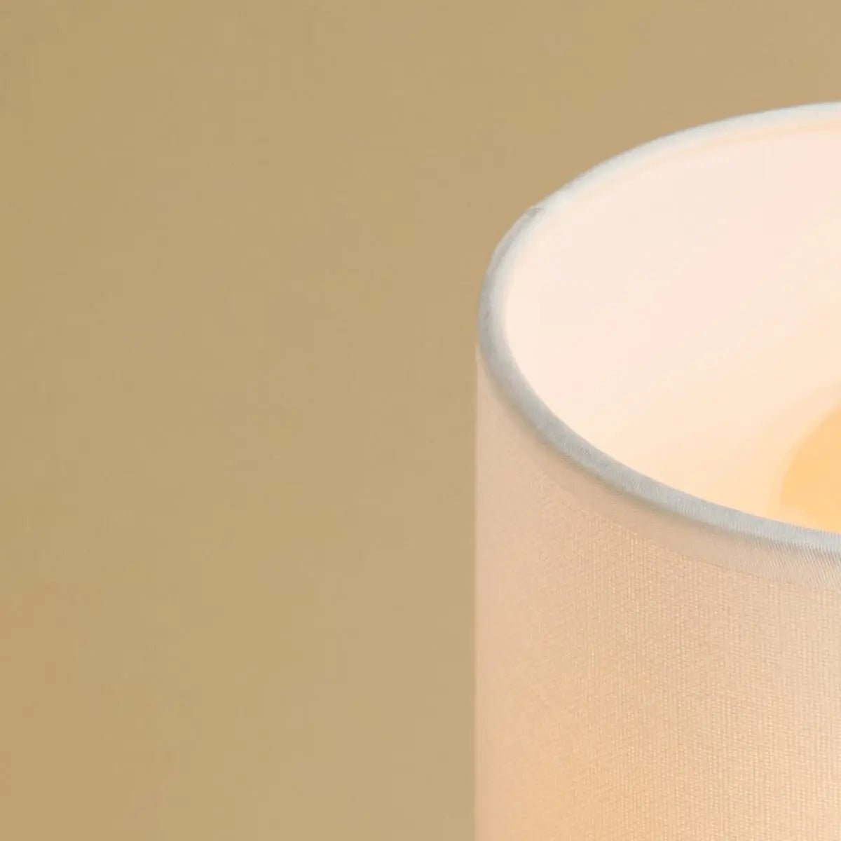 Lampe brun clair Boris avec cordon de 2 mètres - lampe à teinte en tissu et base en bois