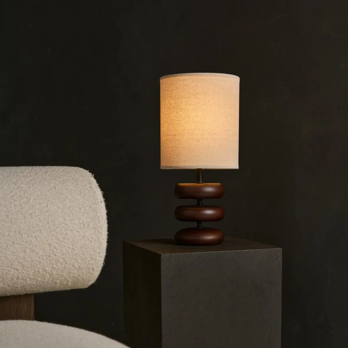 Lampe à table en bois brun foncé Lara avec nuance de lin à crème - Éclairage de la maison rustique