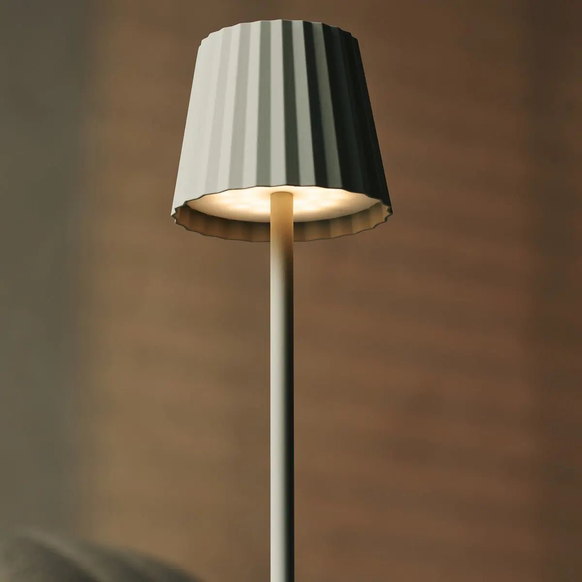 Maya Schadow Gris Grey Table Lampe en fer - lampe dimmable et 3 modes lumineux, rechargeable via la station de charge sans fil