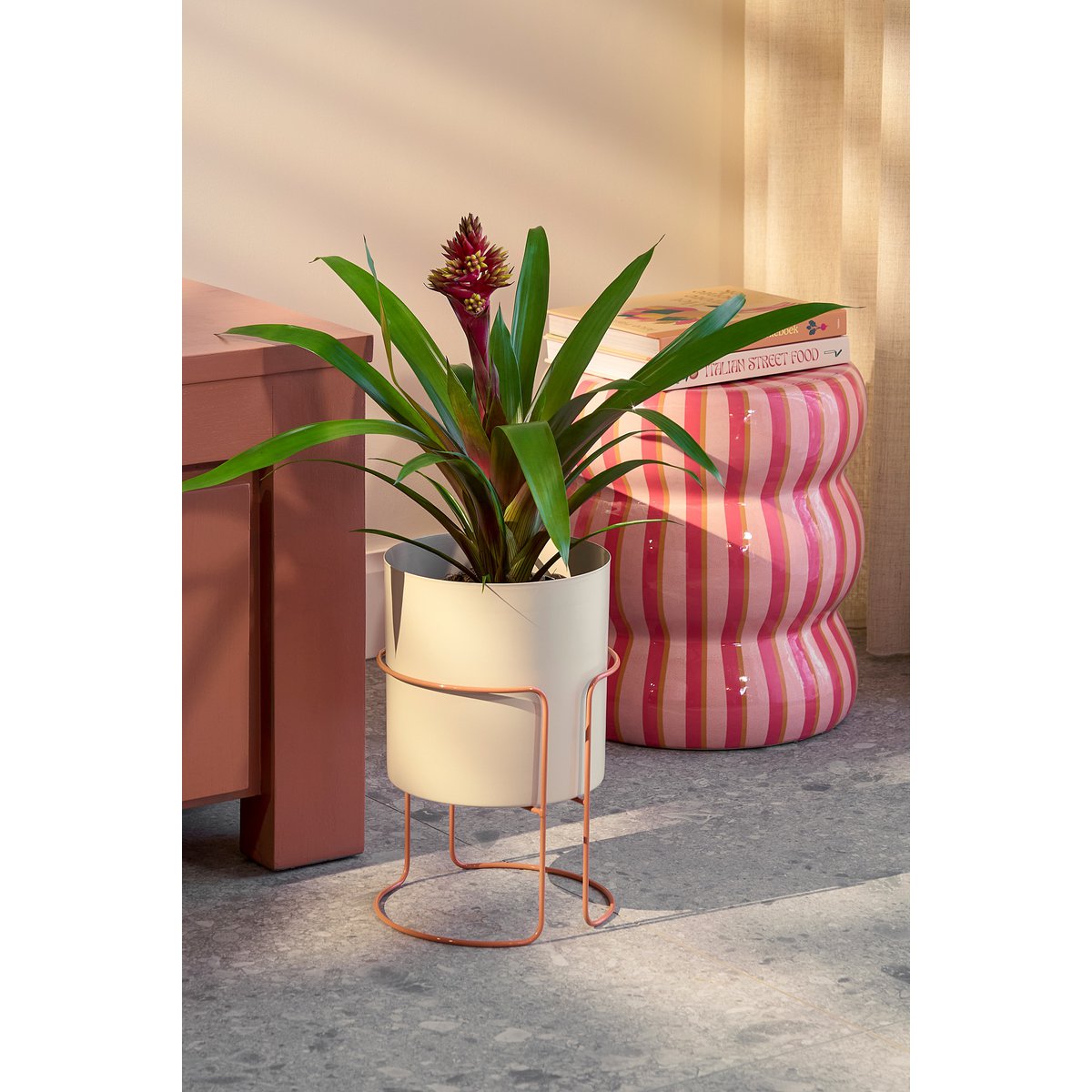 Collins Flowerpot sur standard - H33 x Ø22 cm - métal - off-blanc, pêche
