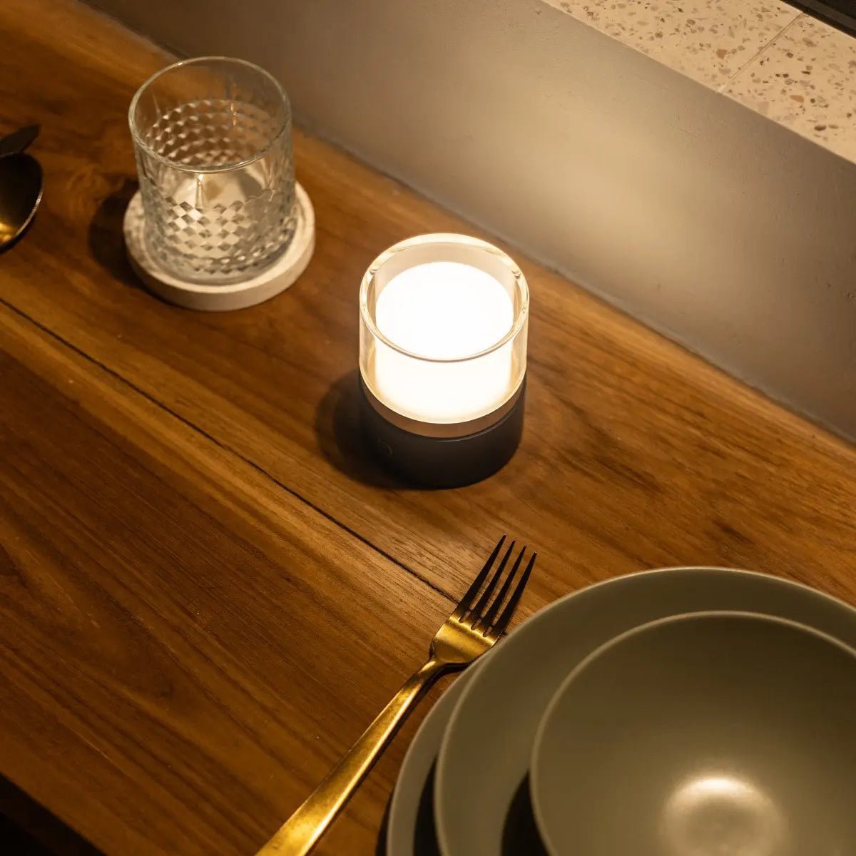 Lampe rechargeable compacte sans fil Leo Marron foncé – Bois naturel, lumière à intensité variable