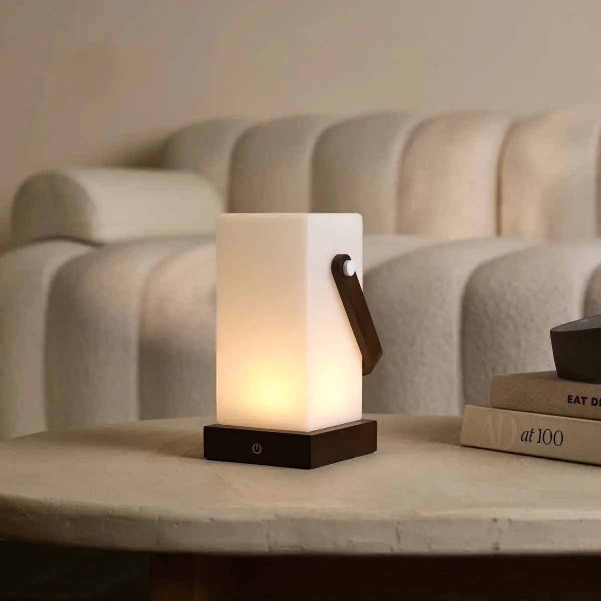 Lampe en bois marron foncé Harper – Lampe de table rechargeable sans fil avec poignée