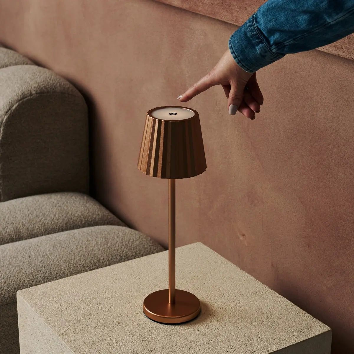 Lampe à table côtelée en cuivre maya en fer - lampe dimmable et 3 modes lumineux, rechargeable via la station de charge sans fil