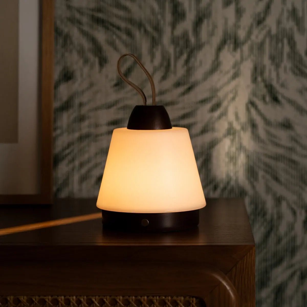 Lampe rechargeable Liv marron foncé – Bracelet en cuir, variable, 3 modes d'éclairage, sans fil