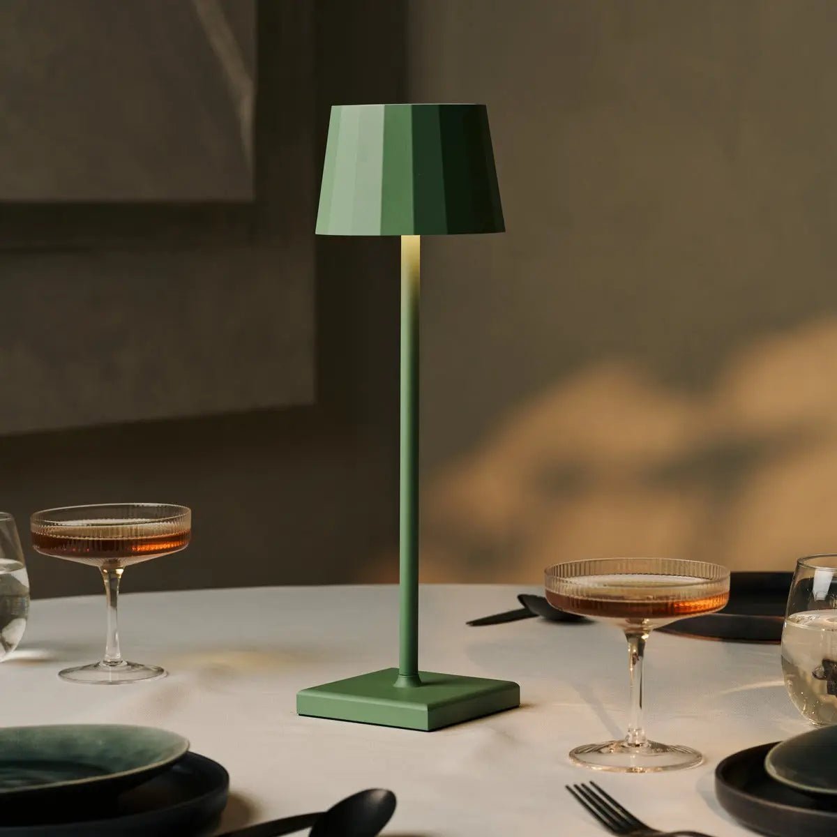 Combi Set Professional - 4 X Wouter Sage Green Rechargeable Table Lampes et 1 X Amstel Wireless Station Wireless avec Qi-Technology - Parfait pour les restaurants, l'hospitalité et les hôtels