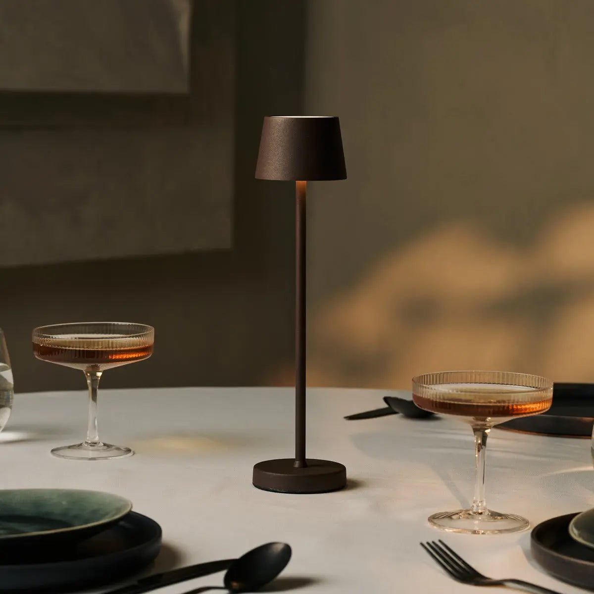 Vondel Mocha Brown Lampe rechargeable et sans fil parfaite pour l'industrie hôtelière - rechargeable sans fil via la station de charge