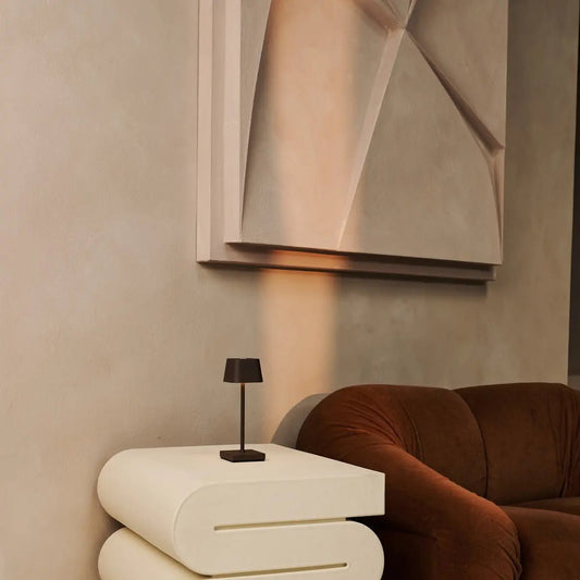 Sarphati Mini Mocha Brown Table sans fil lampe parfaite pour l'industrie hôtelière - rechargeable sans fil via la station de charge, lampe dimmable et 3 modes lumineux