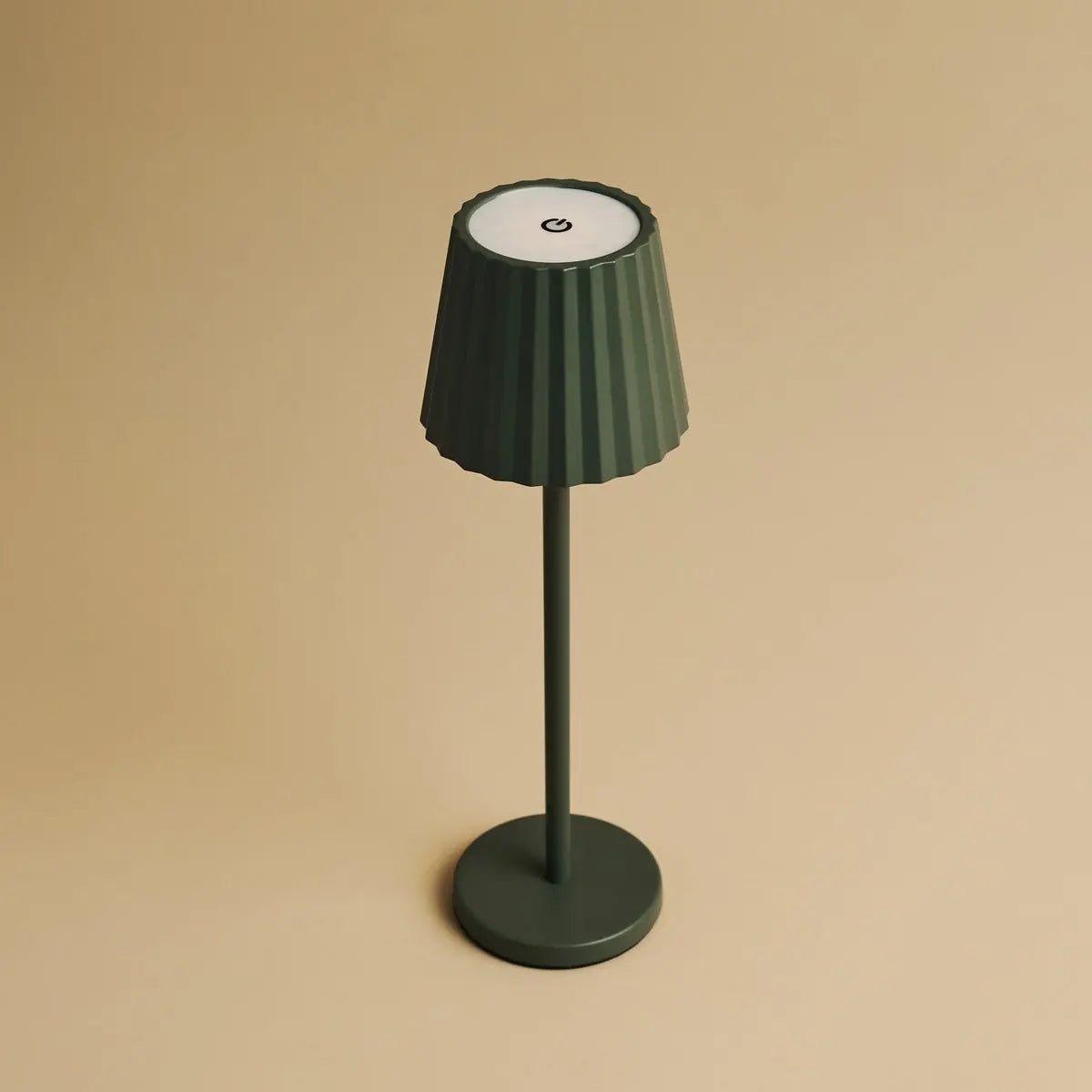 Maya Olive Green Table Table Lampe en fer - lampe dimmable et 3 modes lumineux, rechargeable via la station de charge sans fil