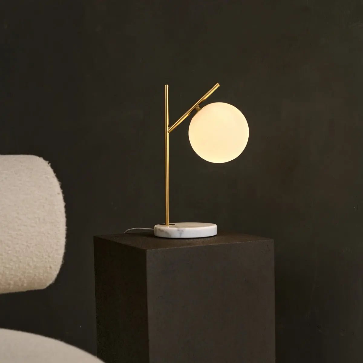 Lampe en marbre Madison avec globe en verre dépoli – Lampe de table élégante