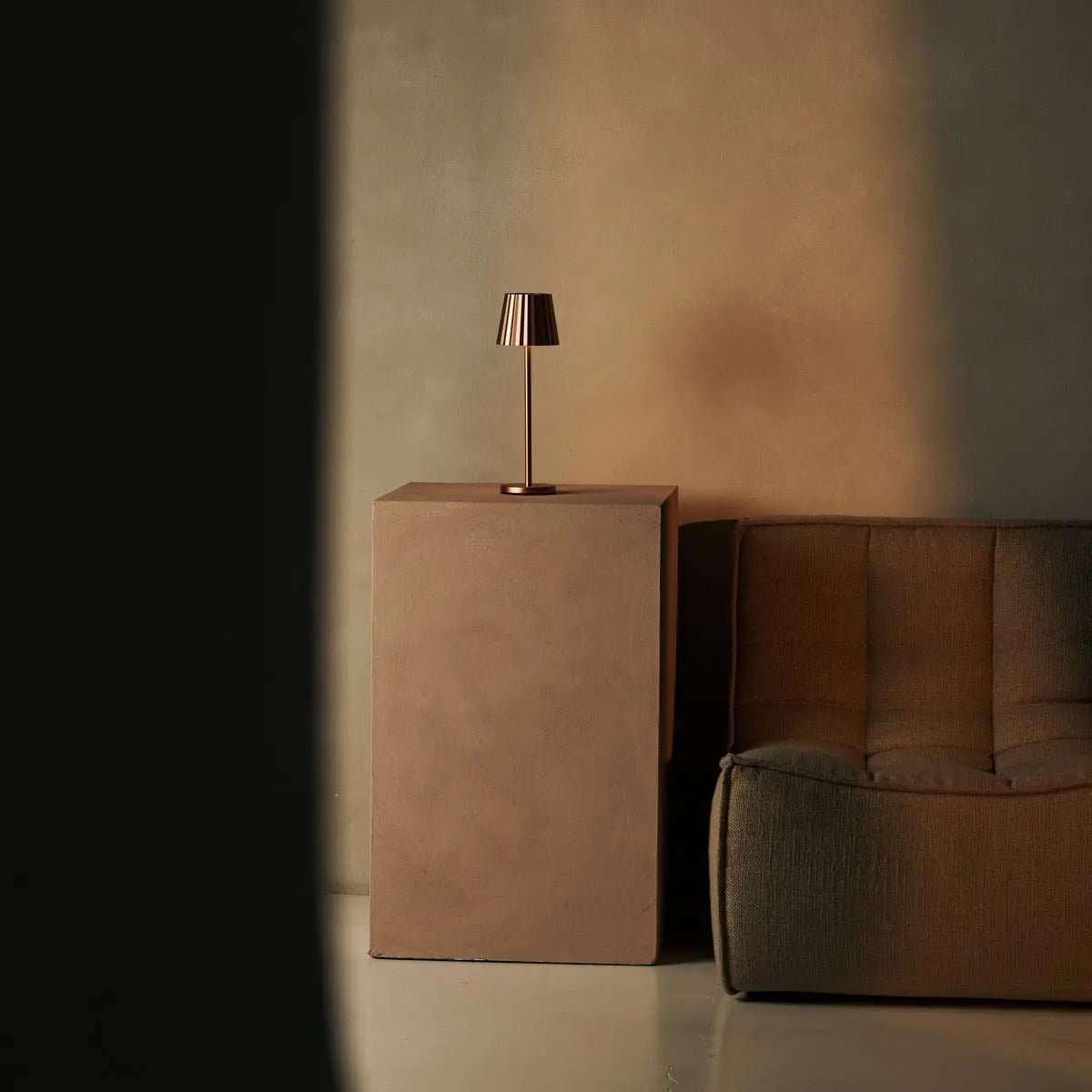 Combi Set Professional - 4 X Maya Copper Rechargeable Table Lampes et 1 X Amstel Wireless Station Wireless avec Qi-Technology - parfait pour les restaurants, l'hospitalité et les hôtels