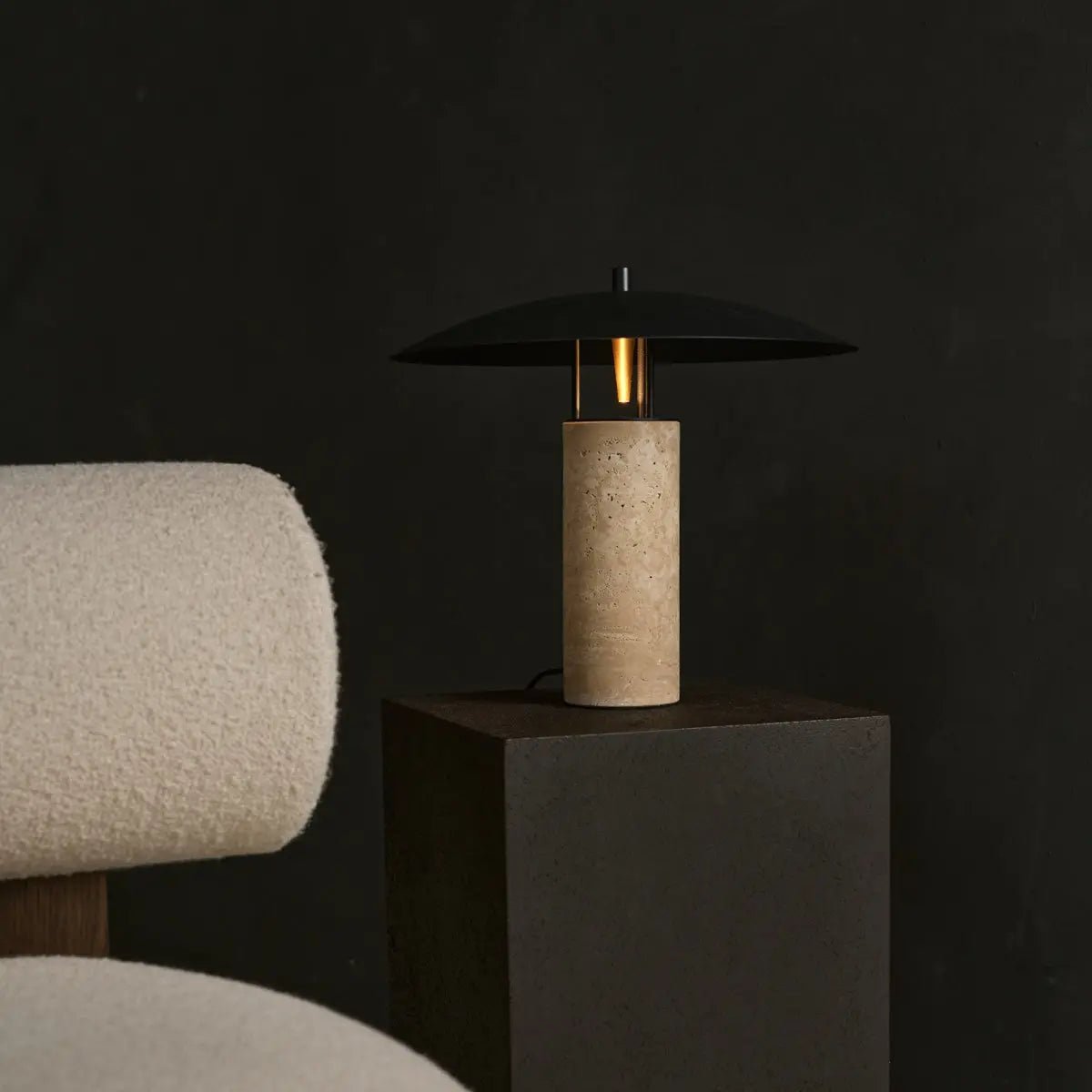 Lampe en travertin Nicolaas – Design élégant fait à la main avec métal et travertin
