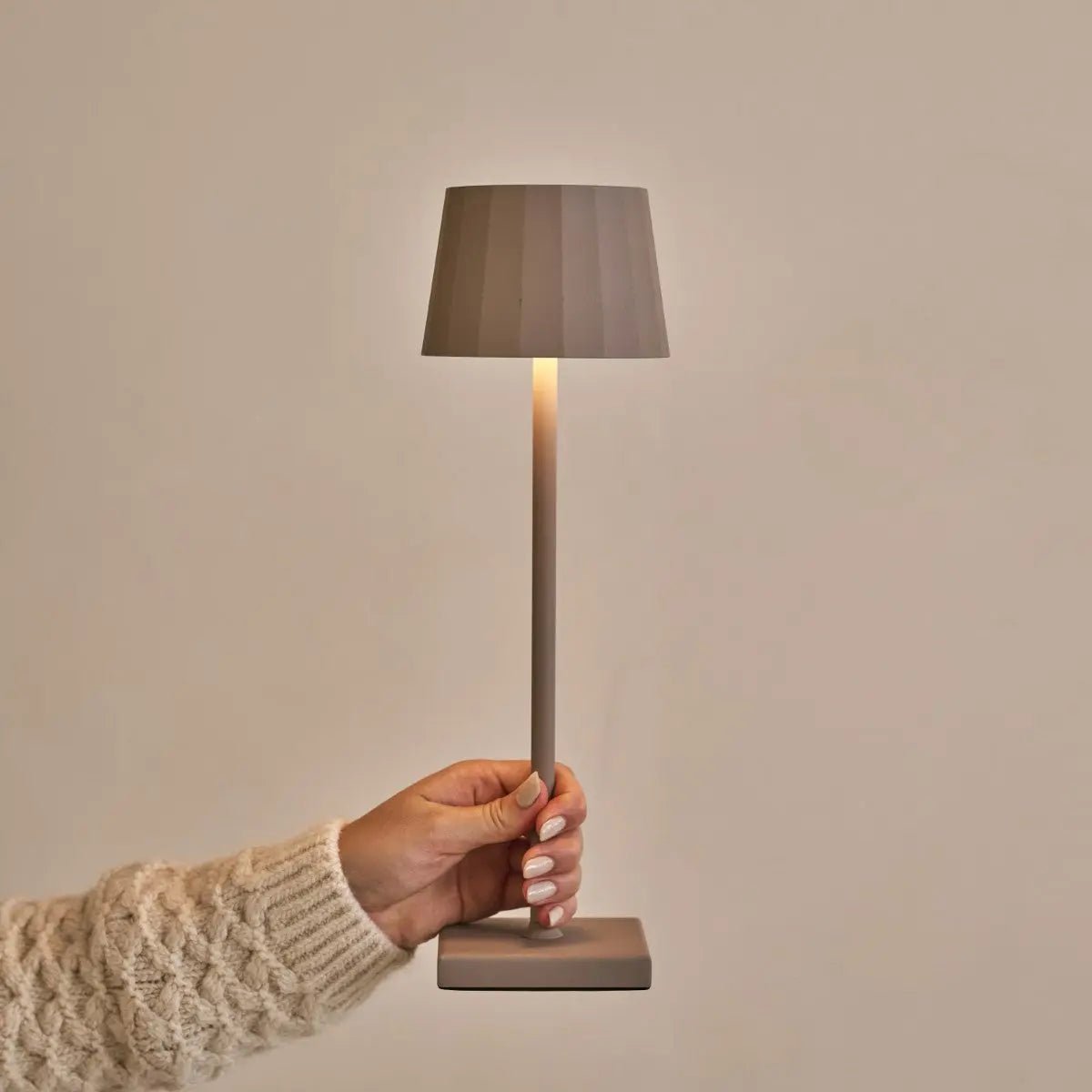 Lampe de table rechargeable en fer William Koala Brown – Intensité variable, chargement USB-C, autonomie de 120 heures