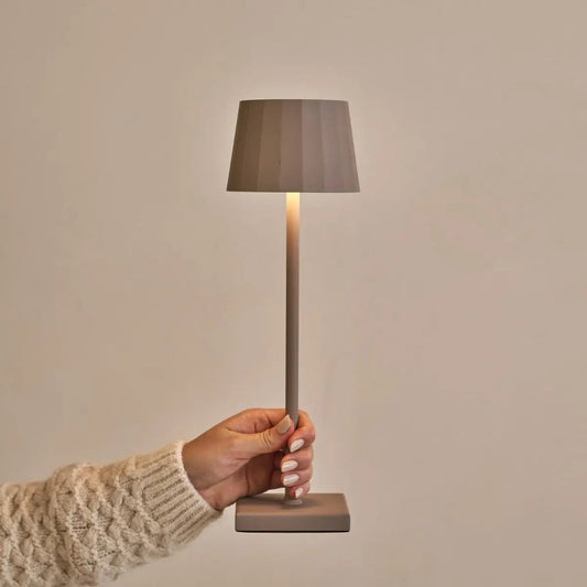 Lampe de table rechargeable en fer William Koala Brown – Intensité variable, chargement USB-C, autonomie de 120 heures