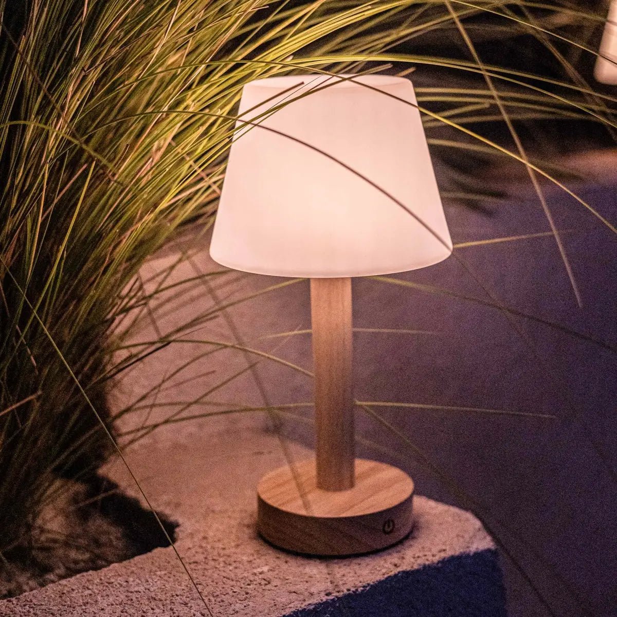 Lampe de table rechargeable en bois marron clair Zoë | Intensité variable, USB-C, batterie de 80 heures