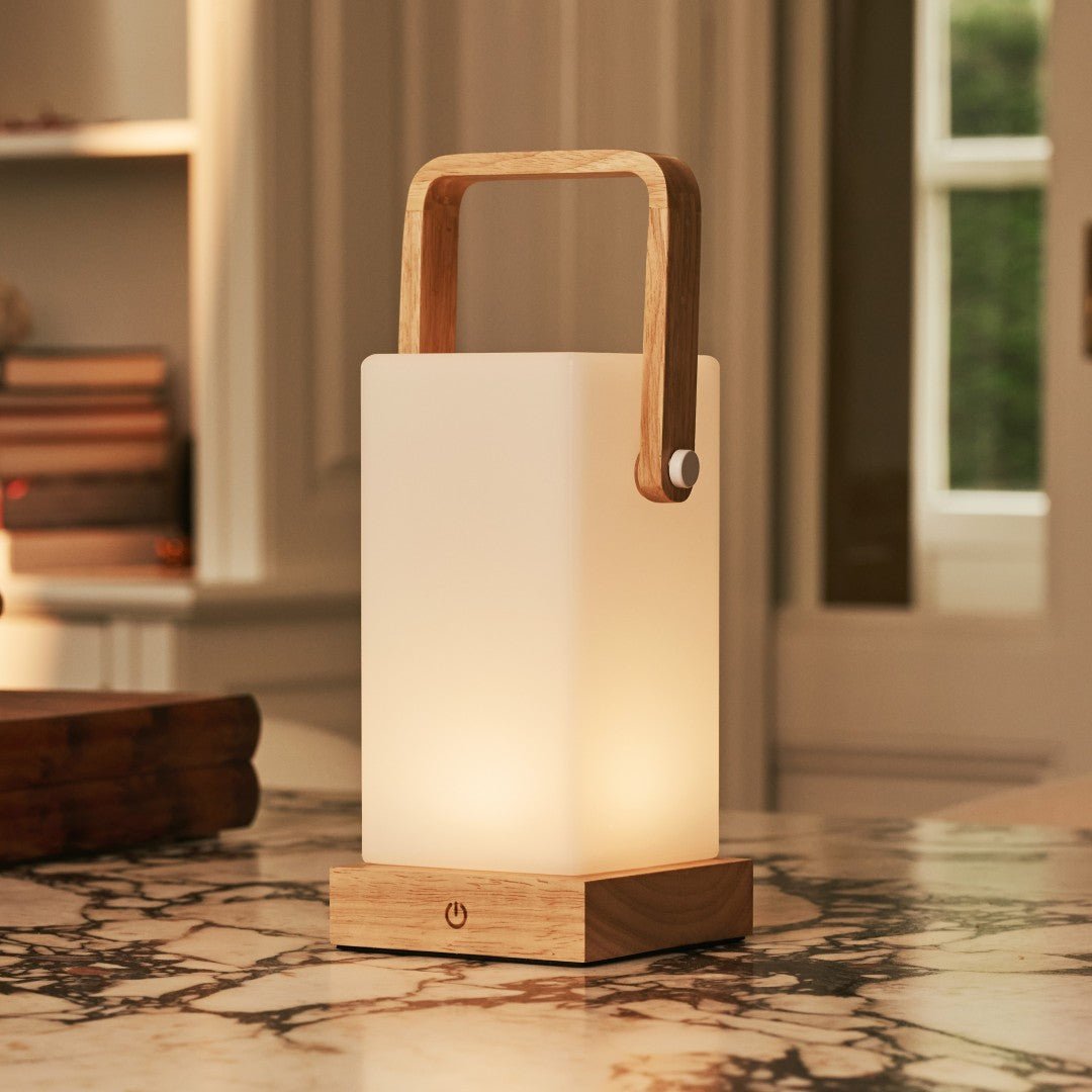 Lampe en bois marron clair Harper – Lampe de table rechargeable sans fil avec poignée