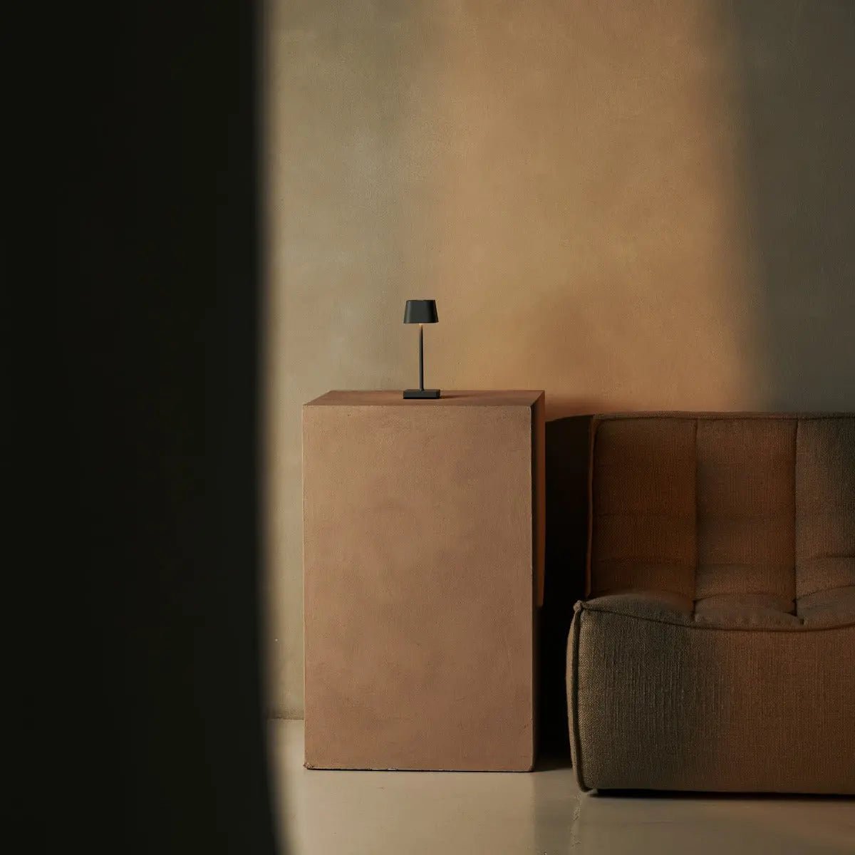 Sarphati Mini Mouse Grey Cordsless Table Lamp Perfection pour l'industrie hôtelière - Rechargeable sans fil via Station de charge, lampe dimmable et 3 modes légers