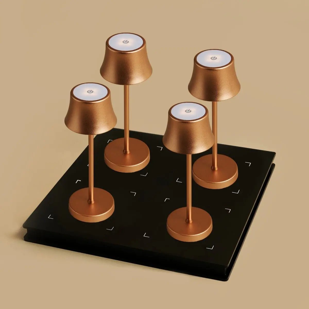 Combi set professionnel - 4 x de pijp mini les lampes de table rechargeables en cuivre et 1 x poste de charge sans fil Amstel avec Qi-Technology - parfait pour les restaurants, l'hospitalité et les hôtels