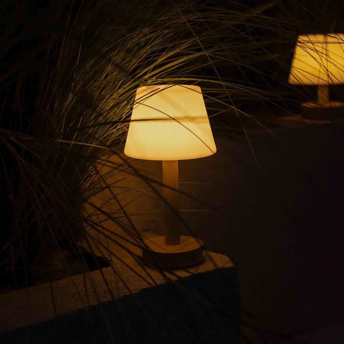 Lampe de table rechargeable en bois marron clair Zoë | Intensité variable, USB-C, batterie de 80 heures