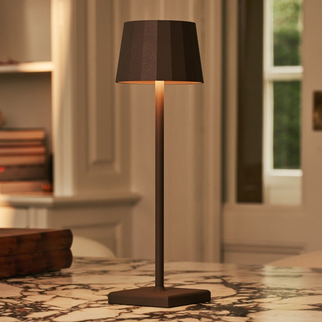 Combi set professionnel - 8 x wouter moka marron les lampes de table rechargeables et 1 x station de charge sans fil avec Qi-Technology - parfait pour les restaurants, l'hospitalité et les hôtels