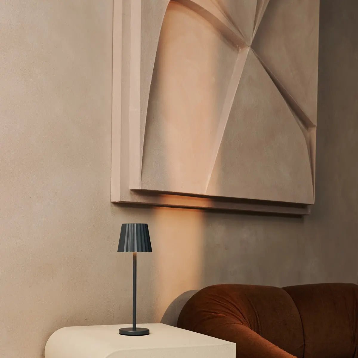 Combi Set Professional - 8 x Maya Stone Grey Grey Rechargeable Table Lampes et 1 x Station centrale Station de charge sans fil avec Qi-Technology - Perfect pour les restaurants, l'hospitalité et les hôtels