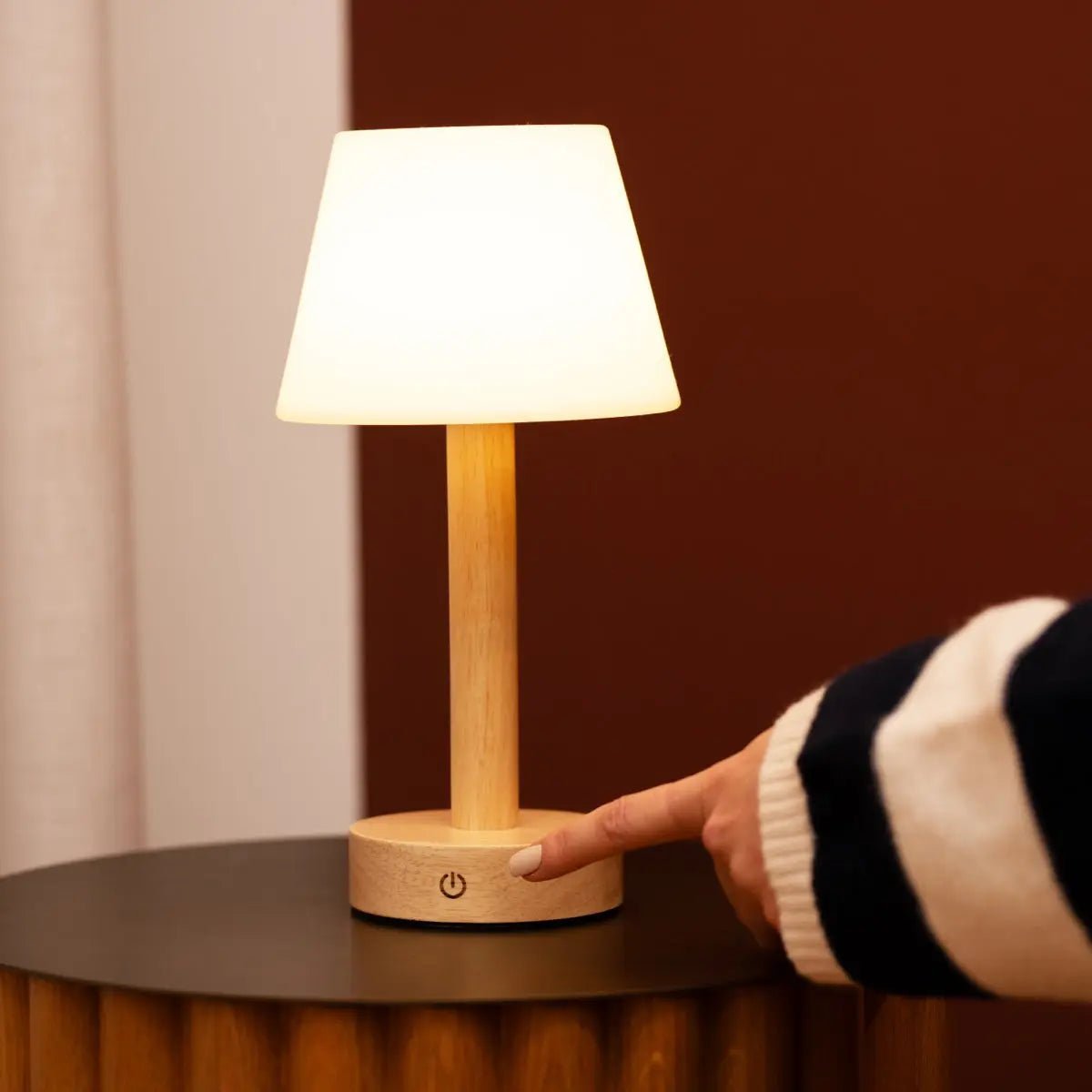 Lampe de table rechargeable en bois marron clair Zoë | Intensité variable, USB-C, batterie de 80 heures