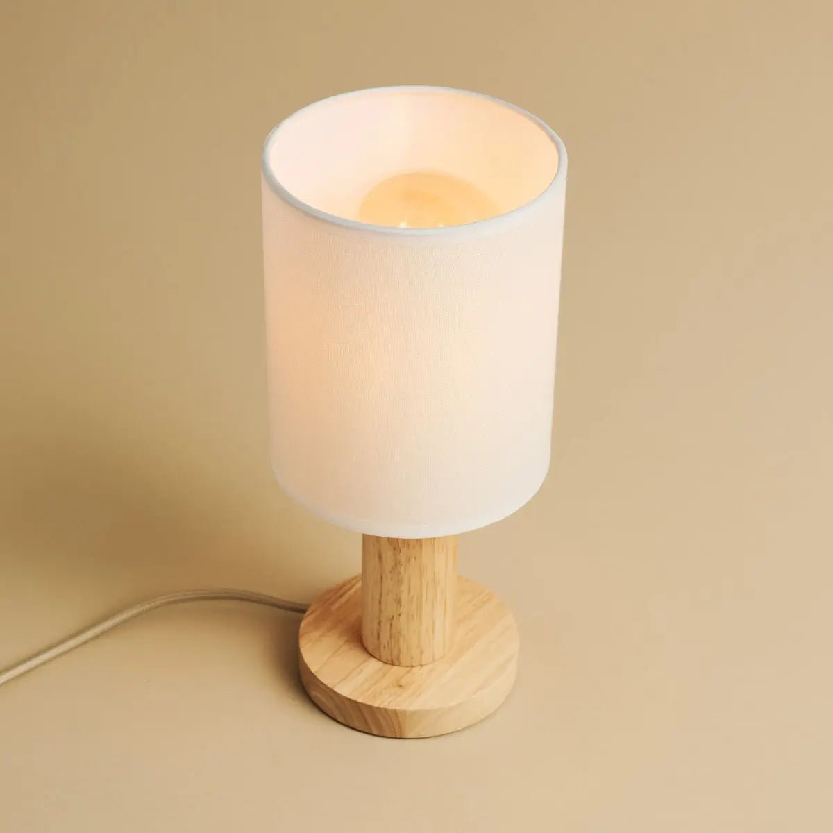 Lampe brun clair Boris avec cordon de 2 mètres - lampe à teinte en tissu et base en bois