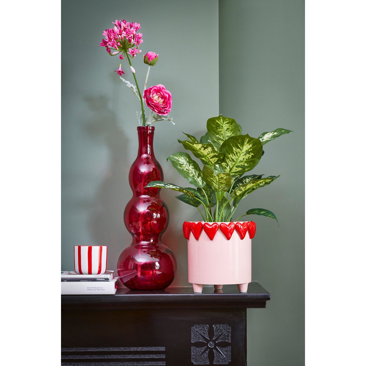 Paute de fleur avec coeurs - H18 x Ø21 cm - Dolomite - rose, rouge