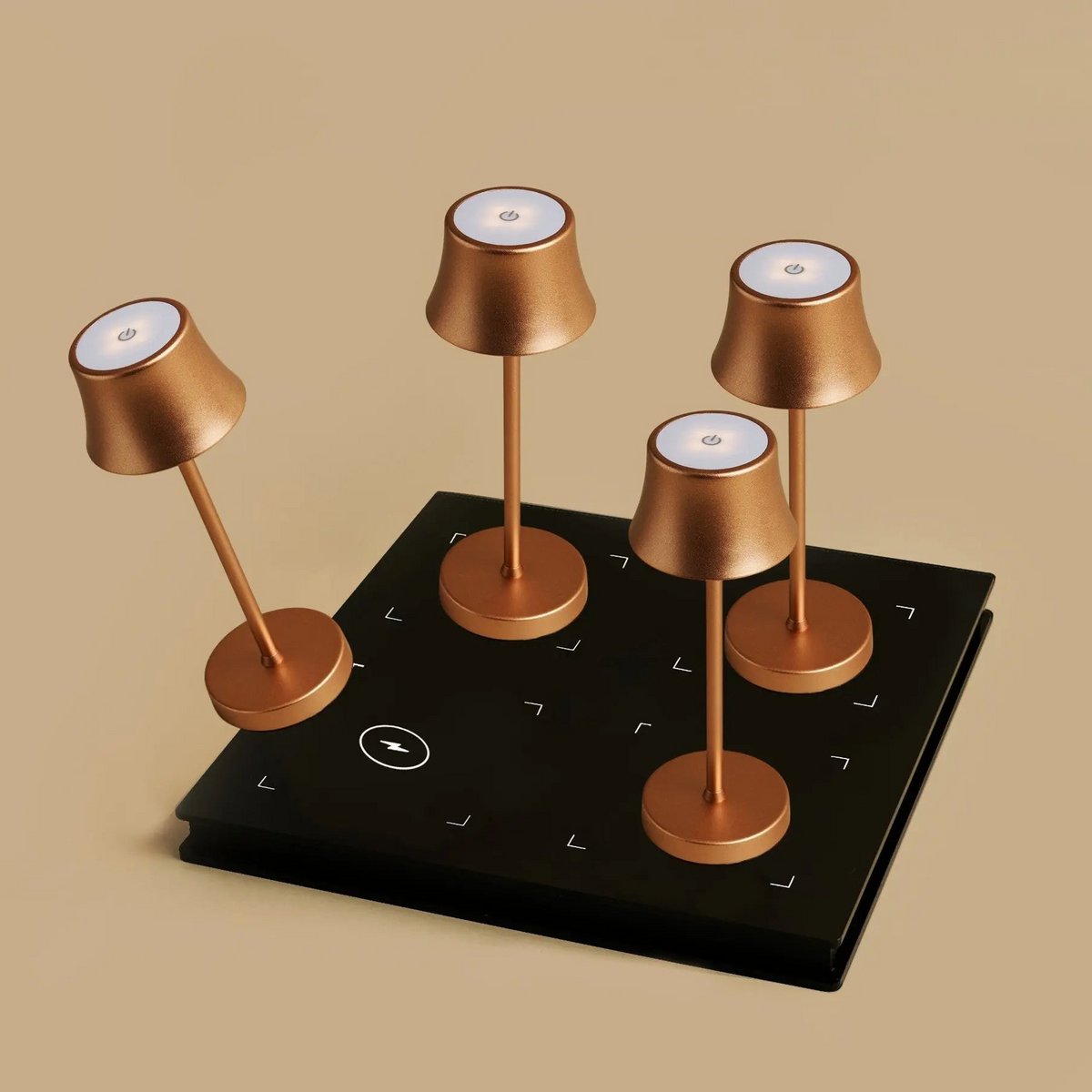 Combi set professionnel - 4 x de pijp mini les lampes de table rechargeables en cuivre et 1 x poste de charge sans fil Amstel avec Qi-Technology - parfait pour les restaurants, l'hospitalité et les hôtels