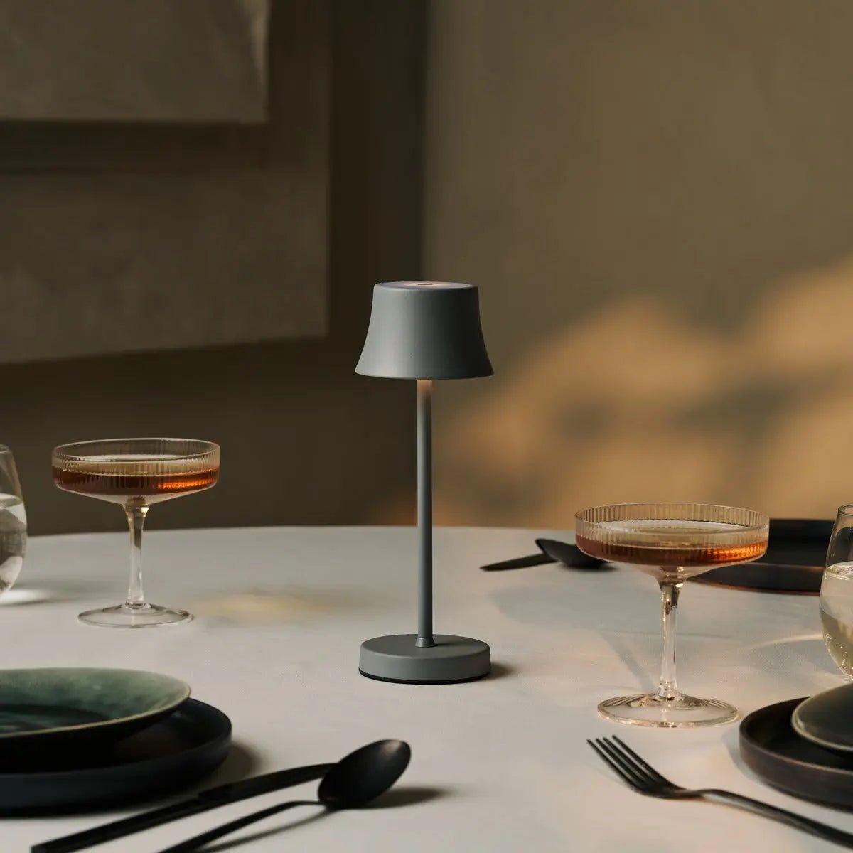 Combi set professionnel - 4 x de pijp mini souris gris gris lampes de table rechargeable et 1 x poste de charge sans fil Amstel avec Qi-Technology - parfait pour les restaurants, l'hospitalité et les hôtels