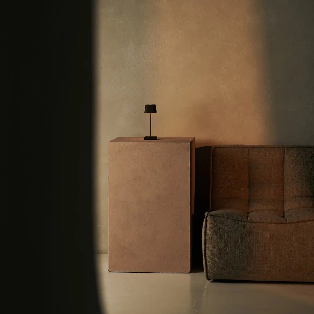 Professional Combi Set - 8 x Sarphati Mini Mocha Brown Rechargeable Table Lamps and 1 x Central Station Wireless Charging Station with Qi-Technology - Perfect for Restaurants, Hospitality and Hotels