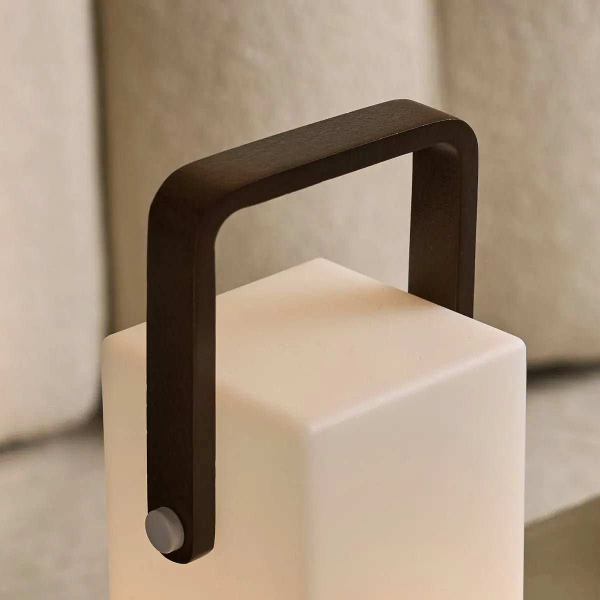 Lampe en bois marron foncé Harper – Lampe de table rechargeable sans fil avec poignée