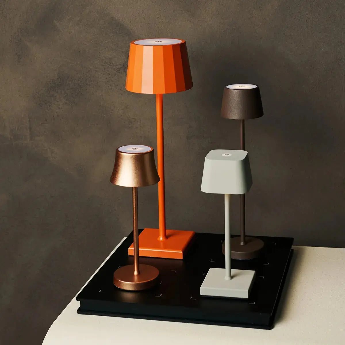 Combi set professionnel - 4 X Vondel Mini Mouse Grey Grey Rechargeable Table Lampes et 1 x Amstel Wireless Station de charge avec Q1-Technology - parfait pour les restaurants, l'hospitalité et les hôtels