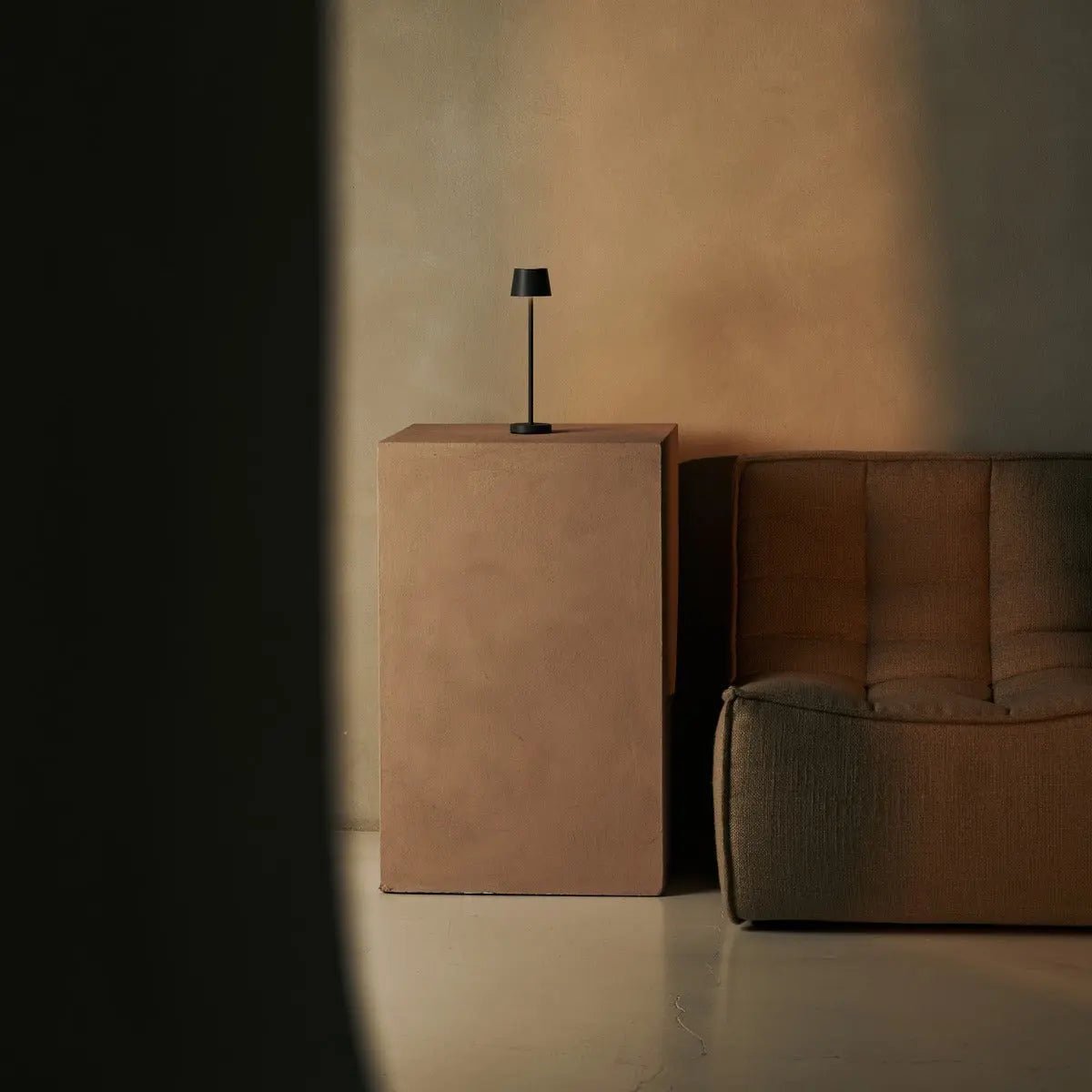 Vondel Mini Stone Grey Grey Rechargeable et Lampe sans fil Perfectionne pour l'industrie hôtelière - Rechargeable sans fil via la station de charge