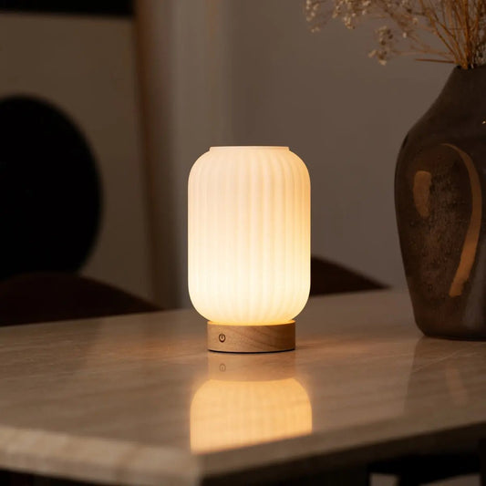 Lampe rechargeable unique Lilly – Verre dépoli et base en bois, intensité variable, 3 modes d'éclairage