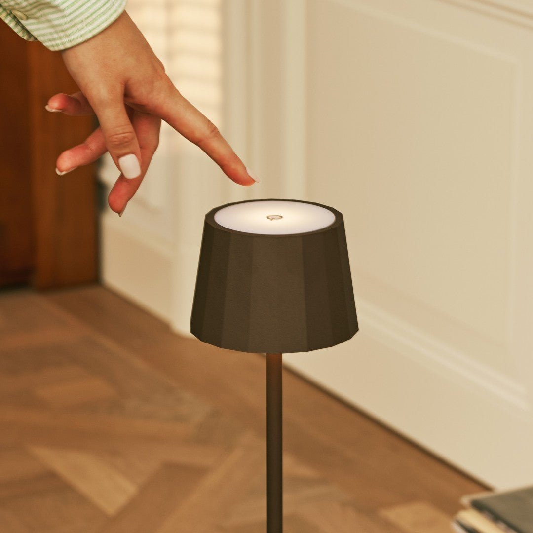 Combi set professionnel - 4 x wouter moka marron les lampes de table rechargeables et 1 x poste de charge sans fil Amstel avec Qi-Technology - parfait pour les restaurants, l'hospitalité et les hôtels