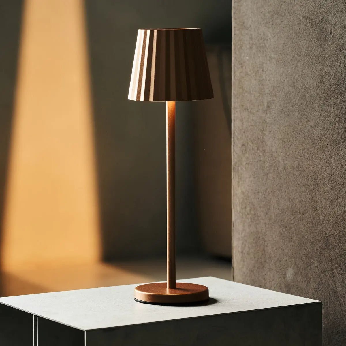 Combi Set Professional - 8 X Maya Copper Rechargeable Table Lampes et 1 X Station centrale Station de charge sans fil avec Qi-Technology - Perfect pour les restaurants, l'hospitalité et les hôtels