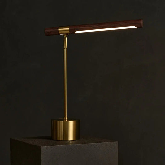 Lampe Livia en métal doré et bois – LED orientable, design scandinave pour bureau et salon