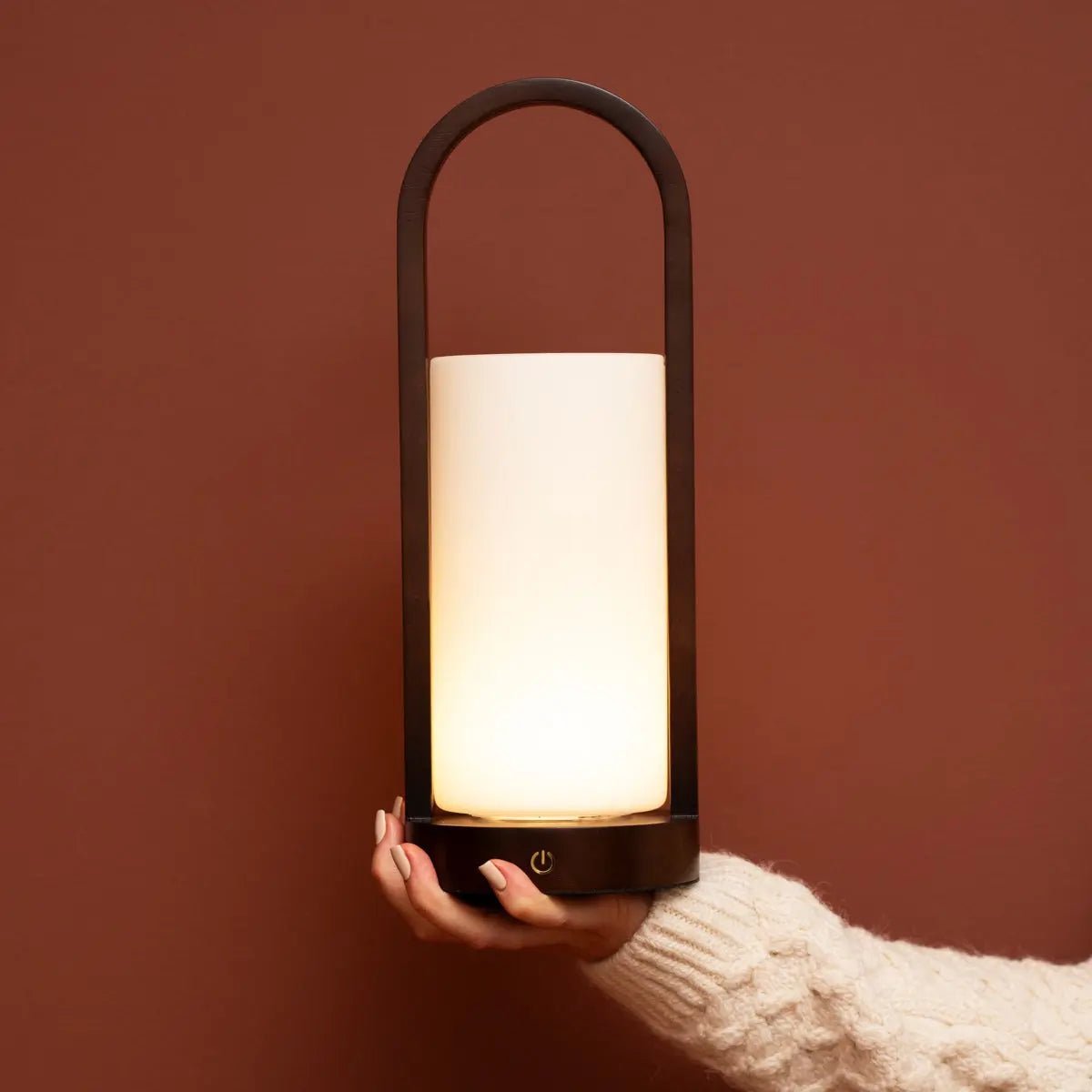 Lampe de table en bois rechargeable Evie marron foncé – Intensité variable et sans fil