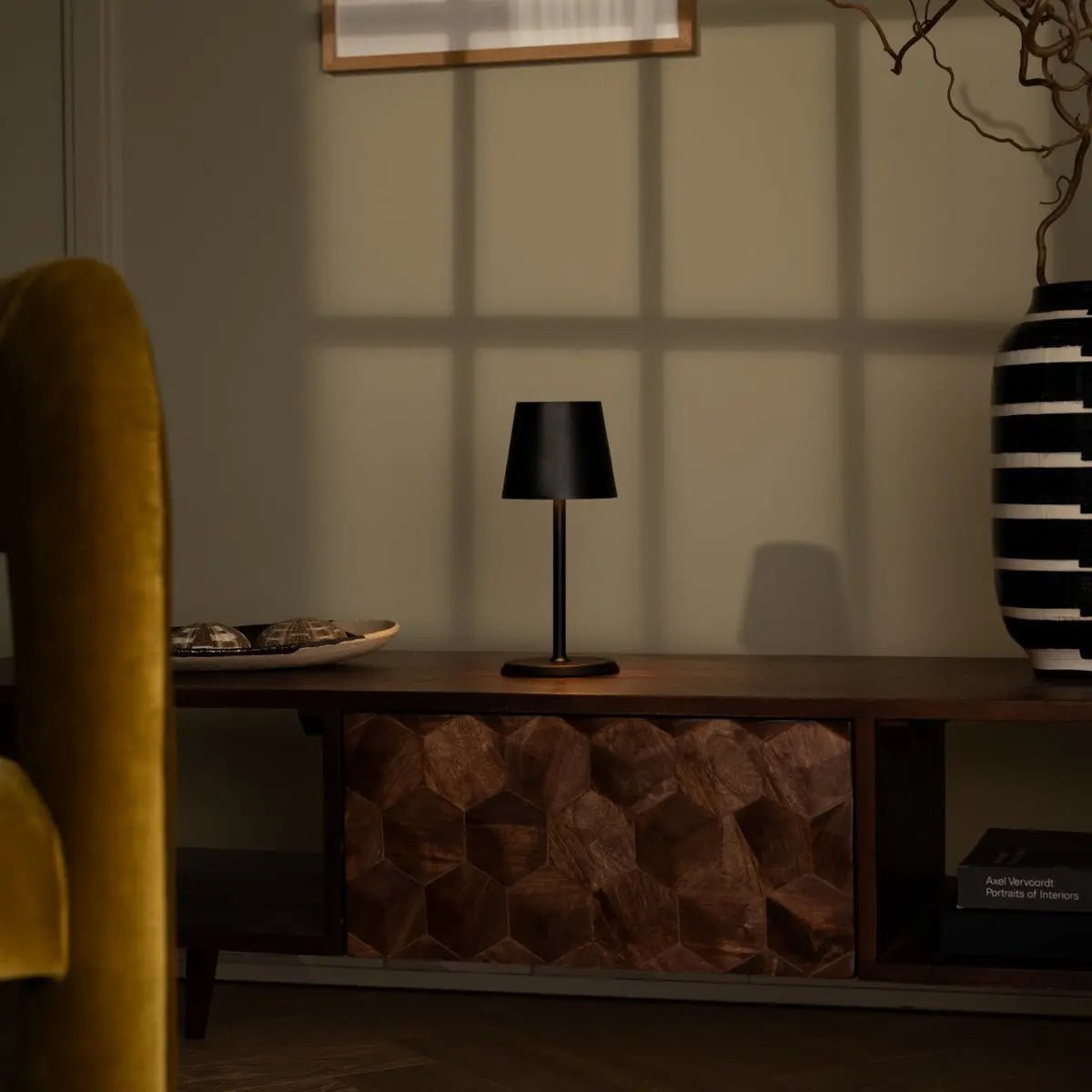 Lampe de table rechargeable en fer James Black – Sans fil, à intensité variable et élégante
