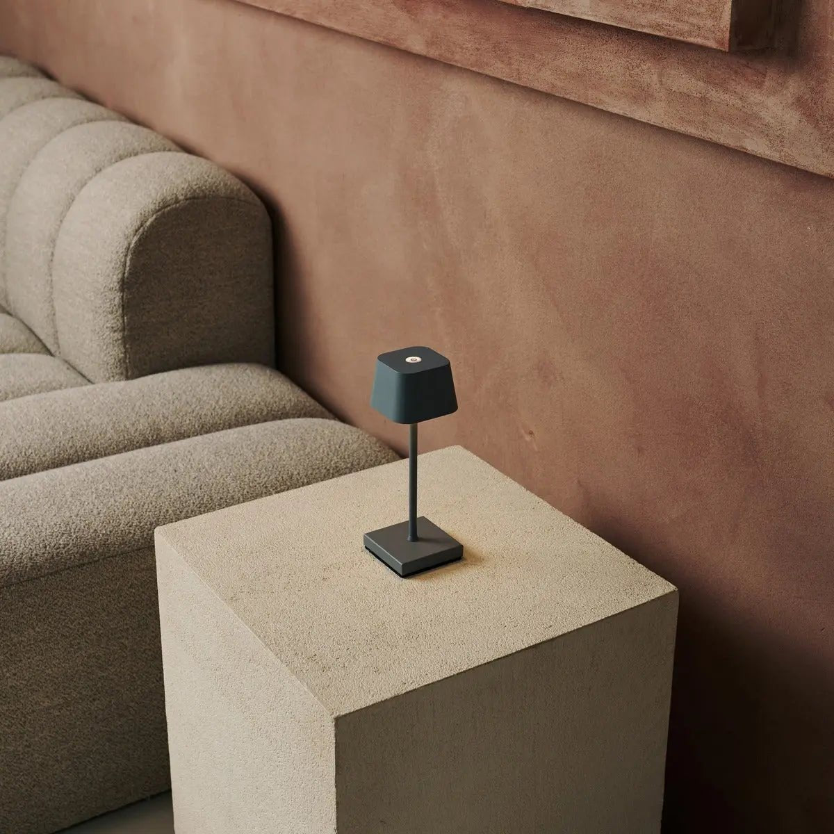 Sarphati Mini Mouse Grey Cordsless Table Lamp Perfection pour l'industrie hôtelière - Rechargeable sans fil via Station de charge, lampe dimmable et 3 modes légers