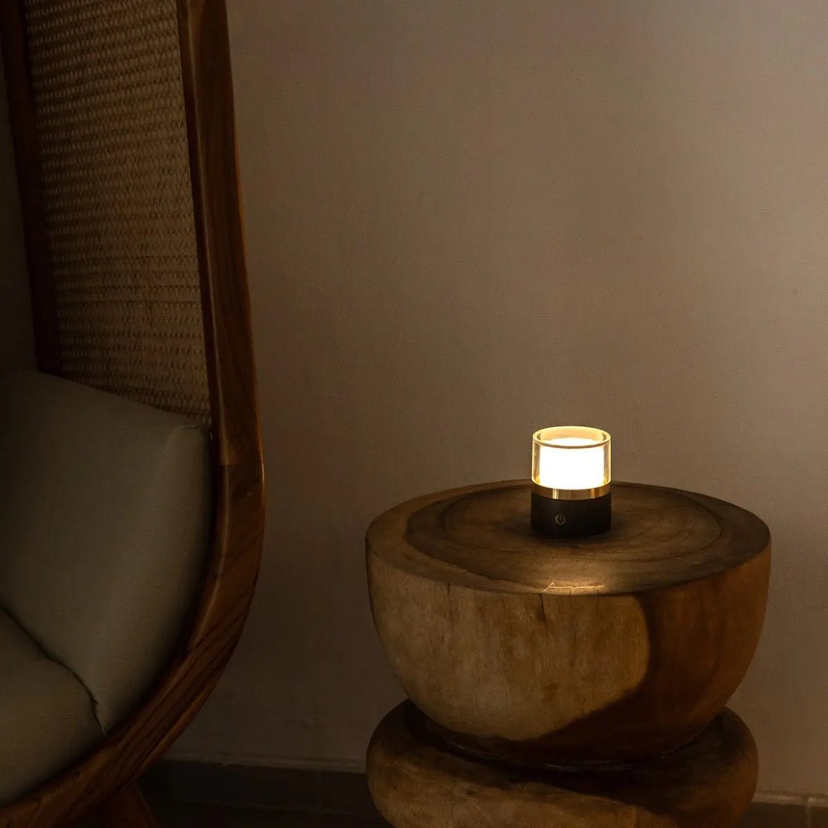 Lampe rechargeable compacte sans fil Leo Marron foncé – Bois naturel, lumière à intensité variable