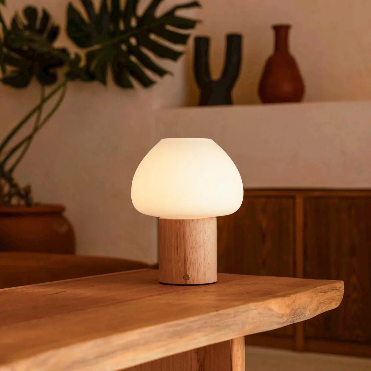 Lampe en bois Fynn marron clair – rechargeable, variable et élégante
