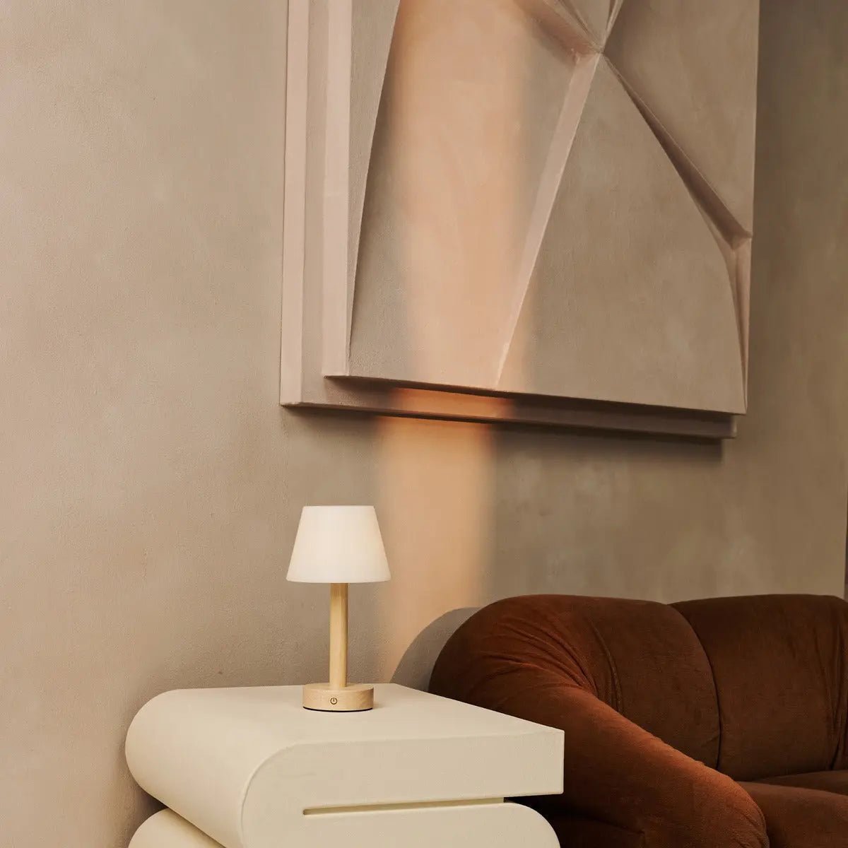 Lampe de table rechargeable en bois marron clair Zoë | Intensité variable, USB-C, batterie de 80 heures