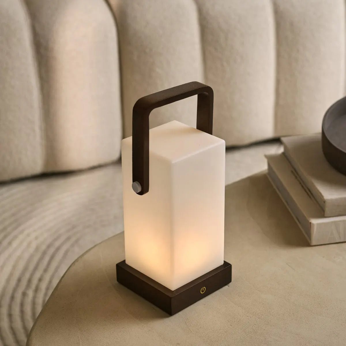 Lampe en bois marron foncé Harper – Lampe de table rechargeable sans fil avec poignée