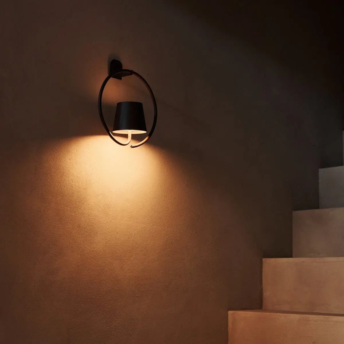 Applique murale rechargeable en métal marron foncé Cielo – sans fil, à intensité variable et élégante